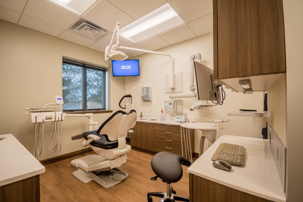 Patient exam room at Lakeland Smiles.